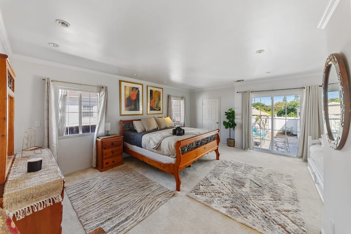Casa com pátio e carregador de veículo elétrico perto de Santa Monica